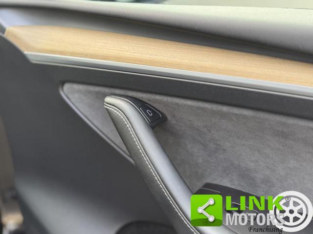 TESLA Model Y longe