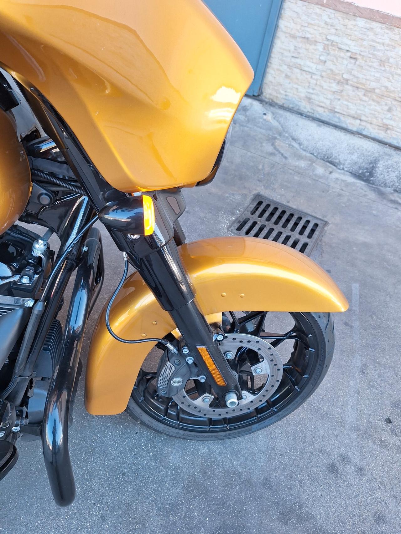 Harley-davidson Touring Street Glide Gold 114