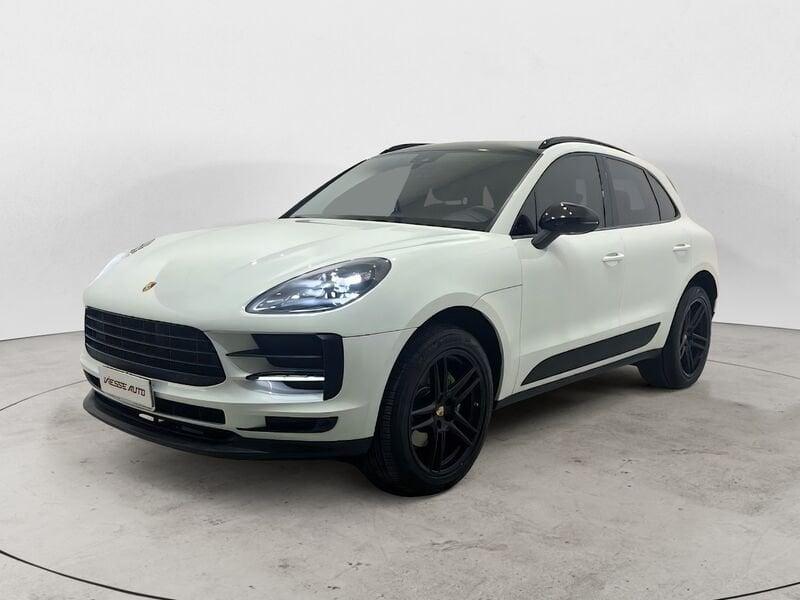 Porsche Macan 2.0 iva esposta