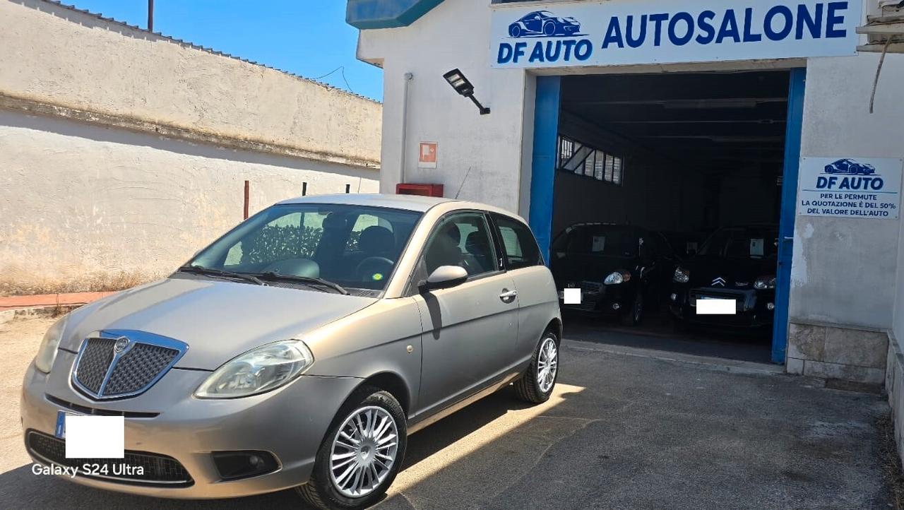 Lancia Ypsilon 1.3 MJT 75 CV Versus