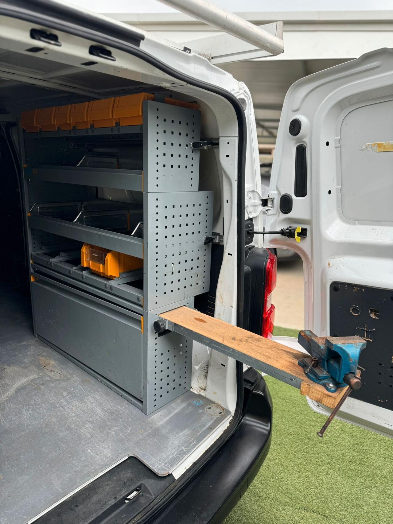 Peugeot Expert BlueHDi 100 S&S PL-TN Furgone Premium Standard | CON ATTREZZATURA