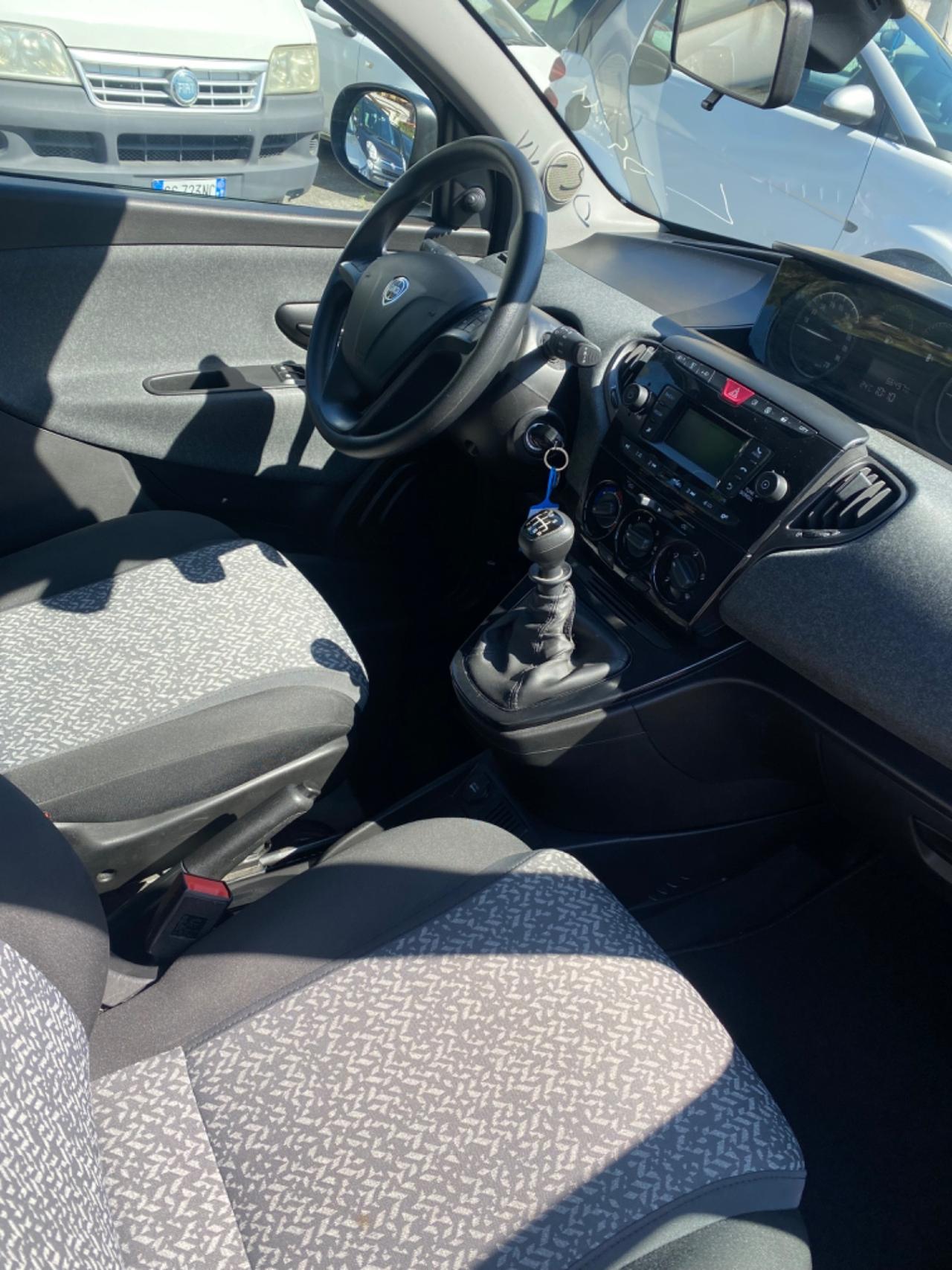 Lancia Ypsilon 1.0 FireFly 5 porte S&S Hybrid Silver