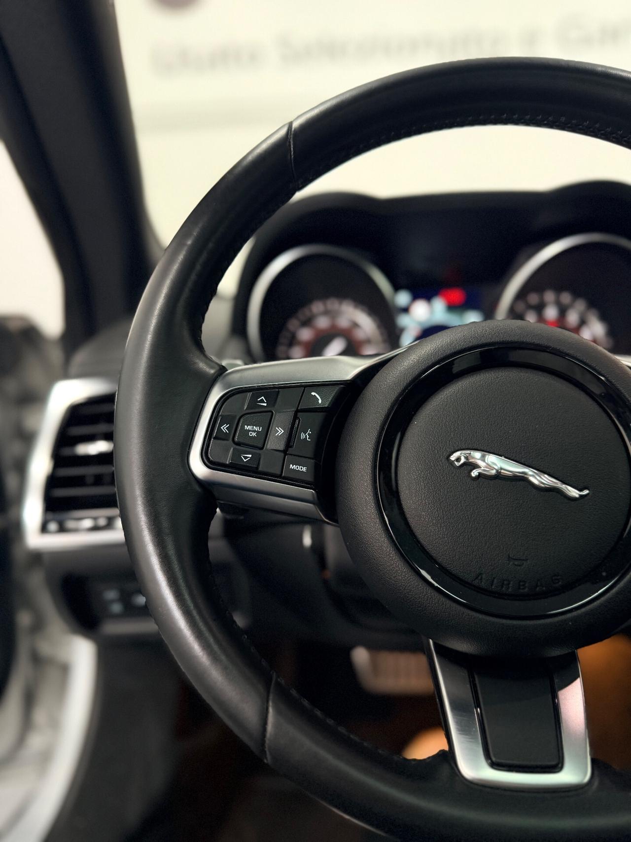 Jaguar F-Type 2.0 aut. Coupé Chequered Flag 05/2019 EURO 6D TETTO RETROCAM SCARICO