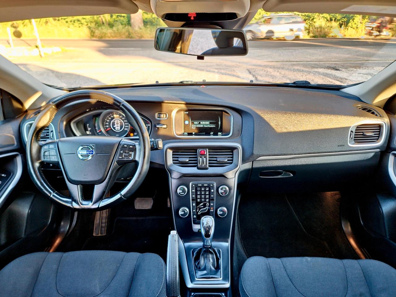Volvo V40 D2 Geartronic R-design Momentum N1 2015-E6 NEO