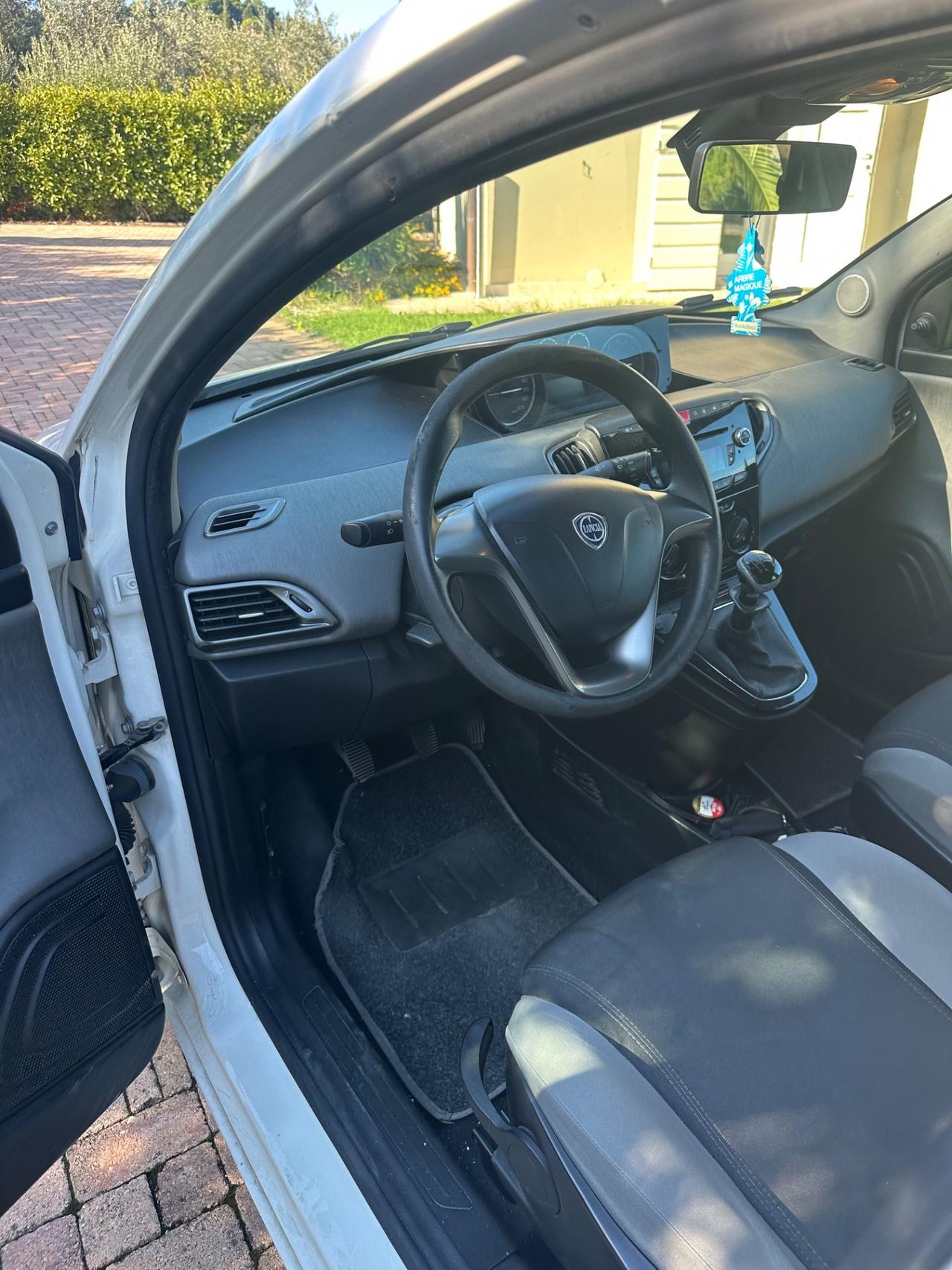 Lancia Ypsilon 1.2 69 CV 5 porte GPL Ecochic Silver