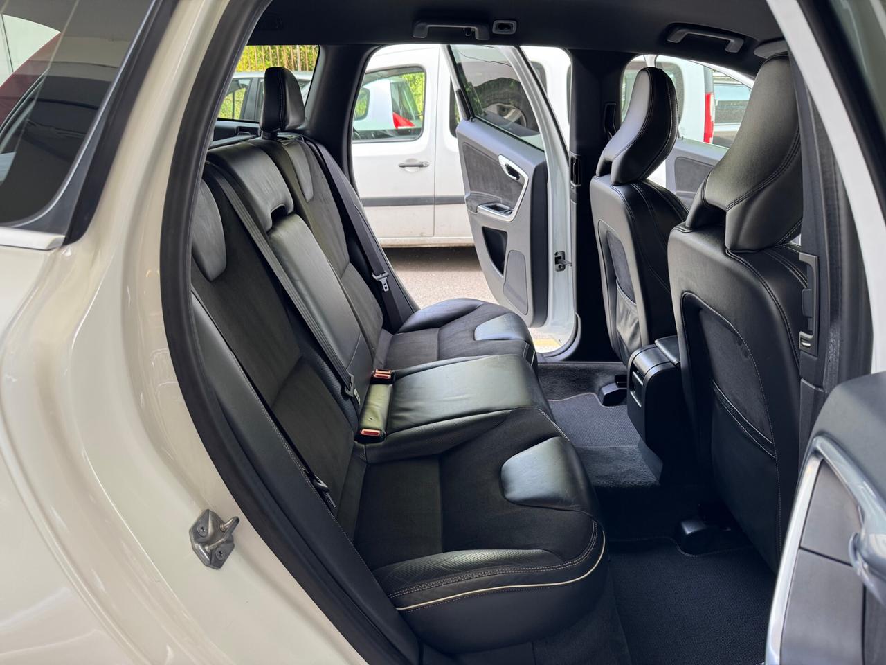 Volvo XC 60 2.4 d4 R-design AWD Gear GARANZIA24MESI