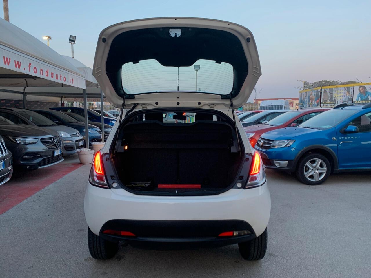 Lancia Ypsilon 0.9 TwinAir 85 CV 5 porte Metano Ecochic Gold