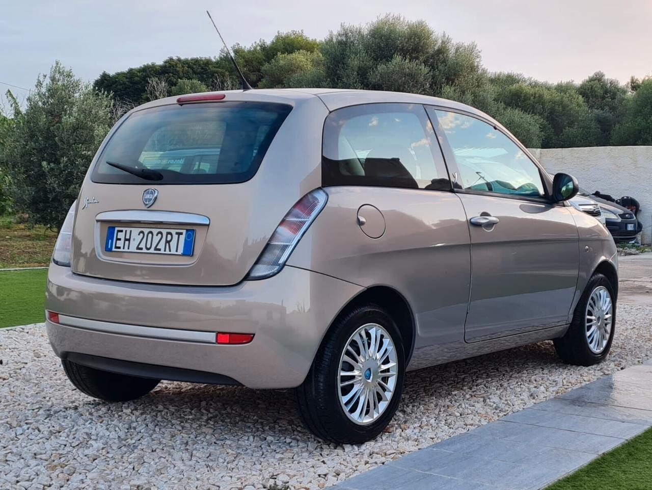 Lancia Ypsilon 1.3 MJT 75 CV New Oro