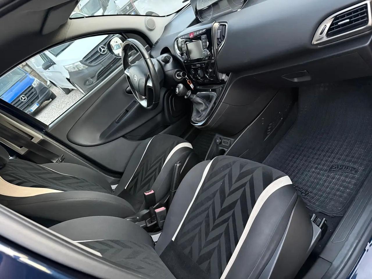 Lancia Ypsilon 0.9 TwinAir 85 CV 5 porte Metano Ecochic Silver