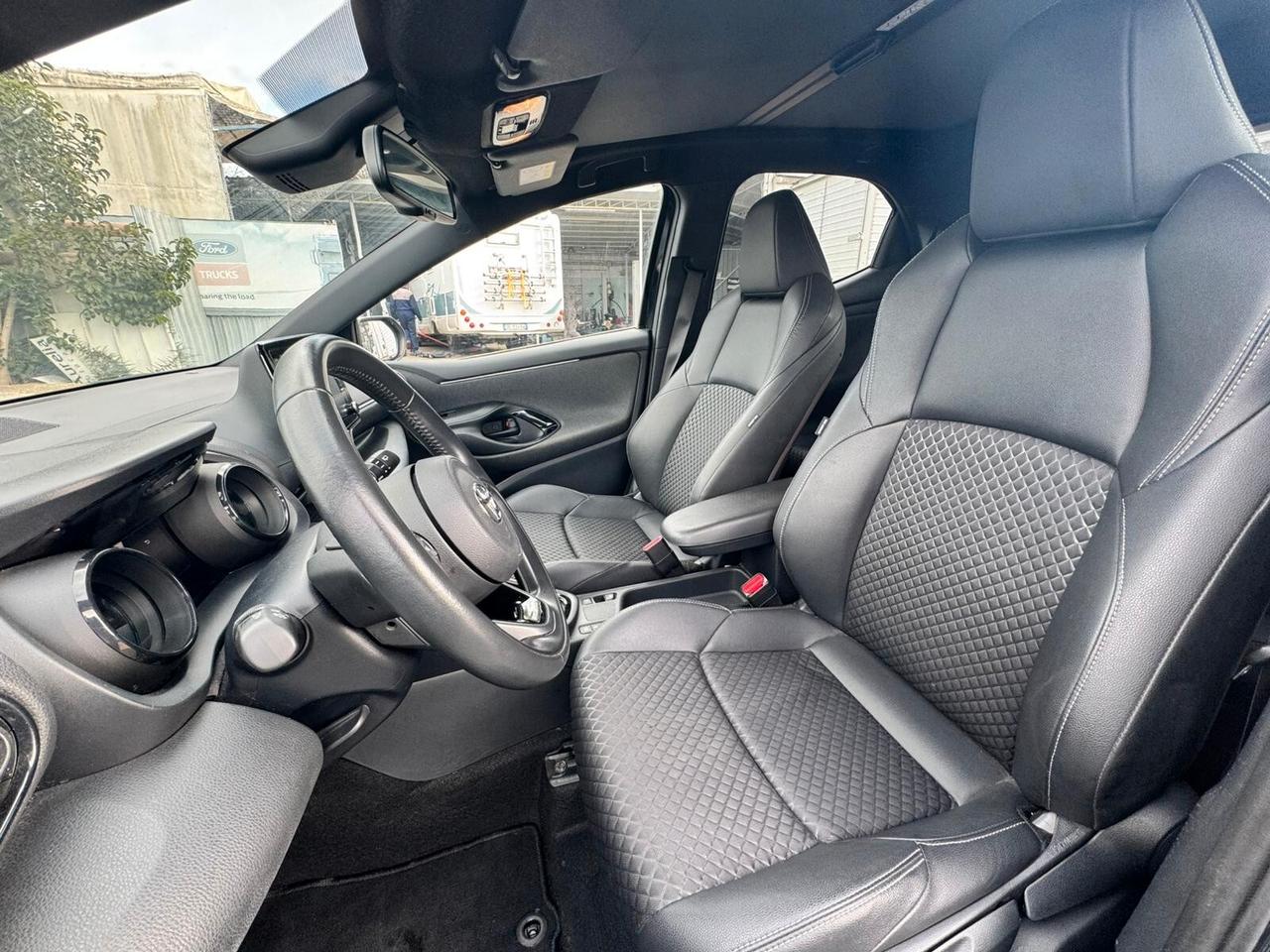 Toyota Yaris 1.5 Hybrid 5 porte Lounge tetto panoramico