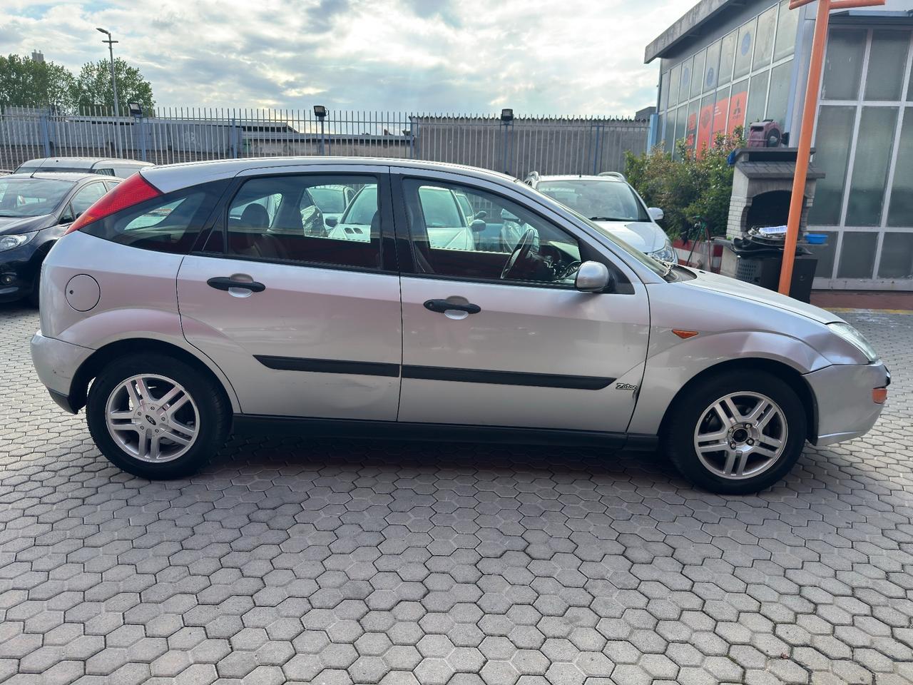 Ford Focus ADATTA A NEOPATENTATI 1.6i 16V cat 5p. Ghia