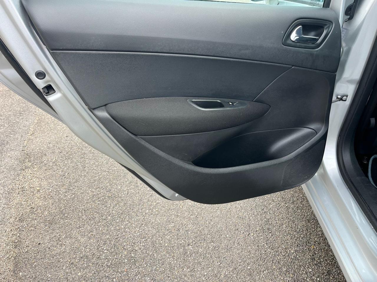 Peugeot 308 1.6 HDi 110CV 5p. Féline (6 Marce)