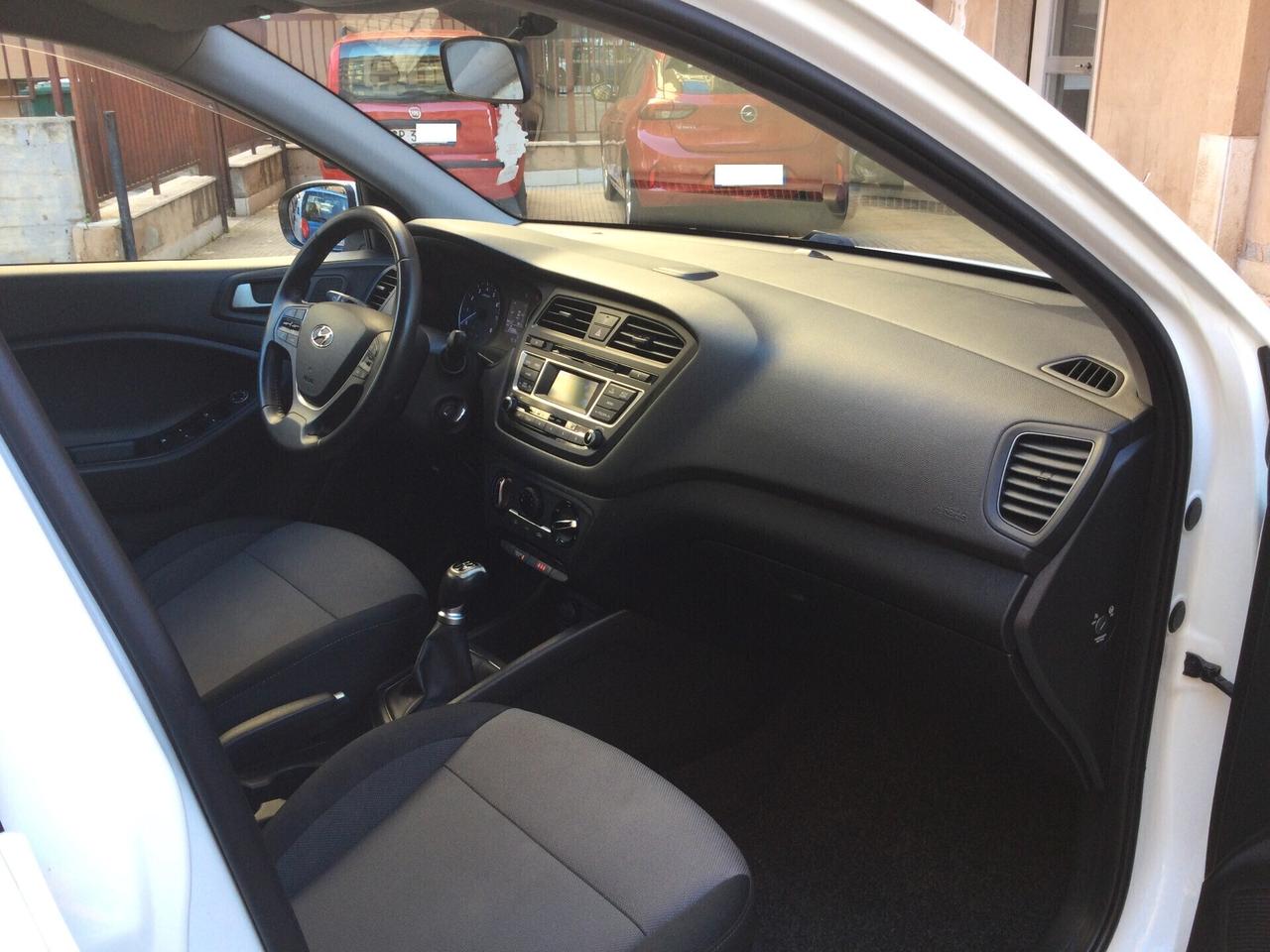 Hyundai i20 1.2 84 CV 5 porte Blackline