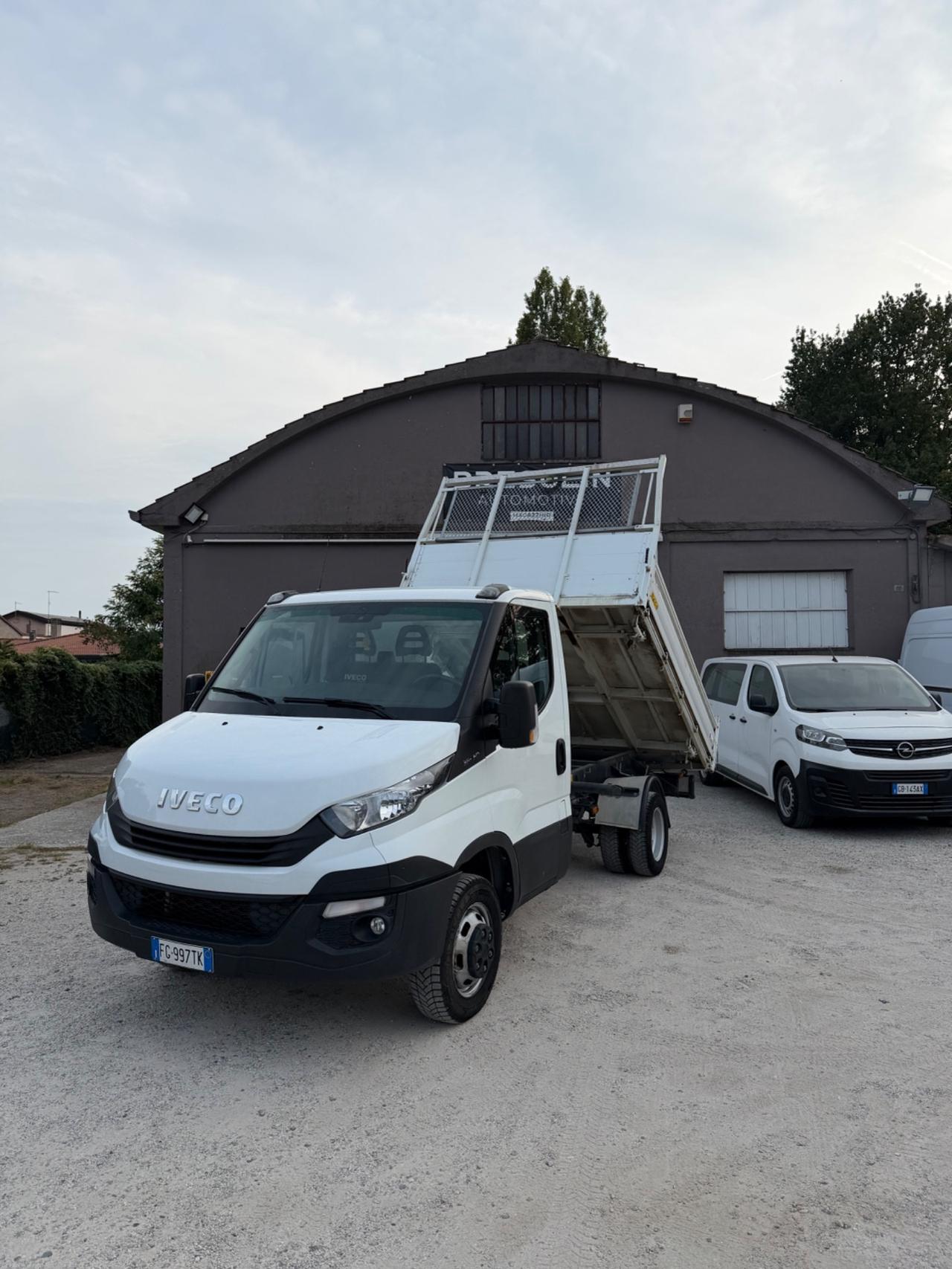 Iveco Daily ribaltabile con gru