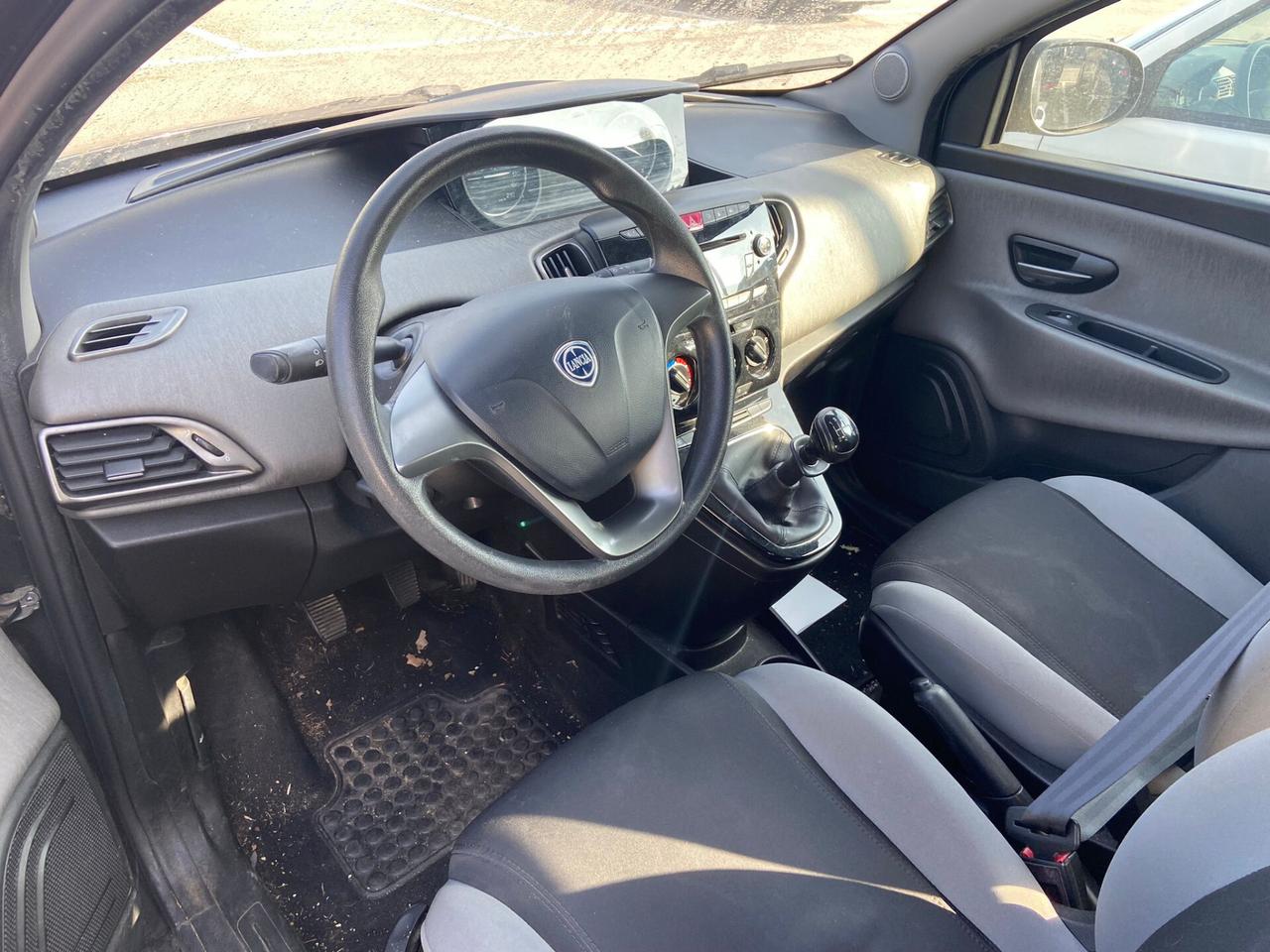 Lancia Ypsilon 0.9 TwinAir 85 CV 5 porte Metano Ecochic Silver