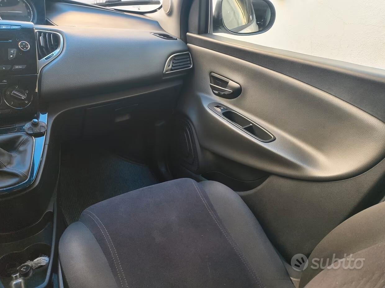 Lancia Ypsilon 0.9 TwinAir 85 CV 5 porte Metano Ecochic Gold