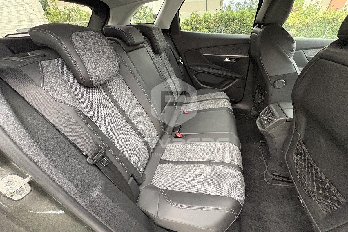 PEUGEOT 3008 BlueHDi 130 S&S EAT8 Allure