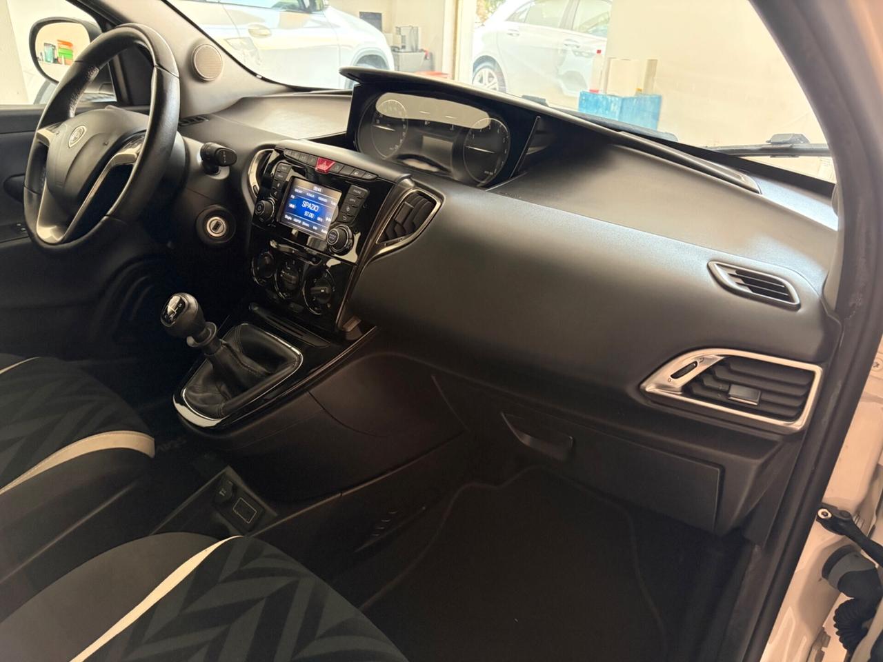 LANCIA YPSILON 1.2 69 CV 5 PORTE PLATINUM