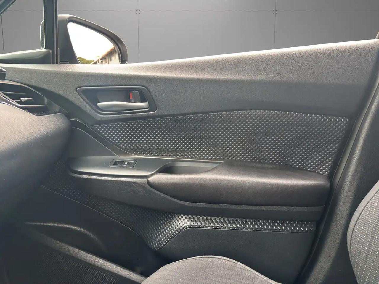 Toyota C-HR Active HYBRID 2wd-Unipro