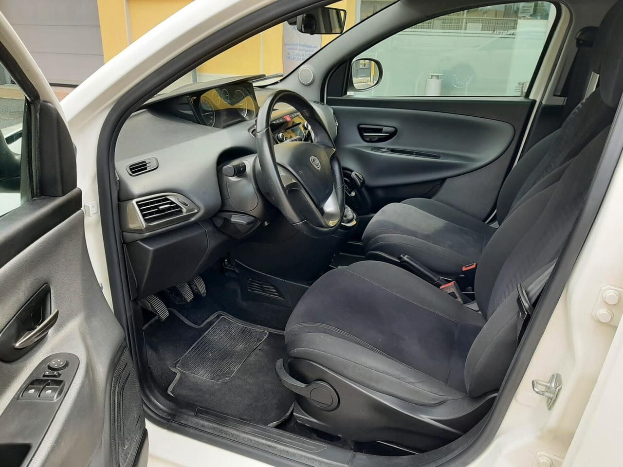 Lancia Ypsilon Benzina cc. 1.242 - 5 Porte 5 Posti UTILIZZABILE ANCHE PER I NEOPATENTATI.