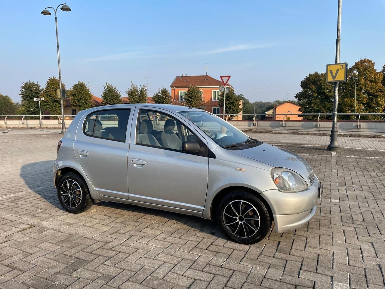Toyota Yaris 1.0i 16V cat 5 porte Sol