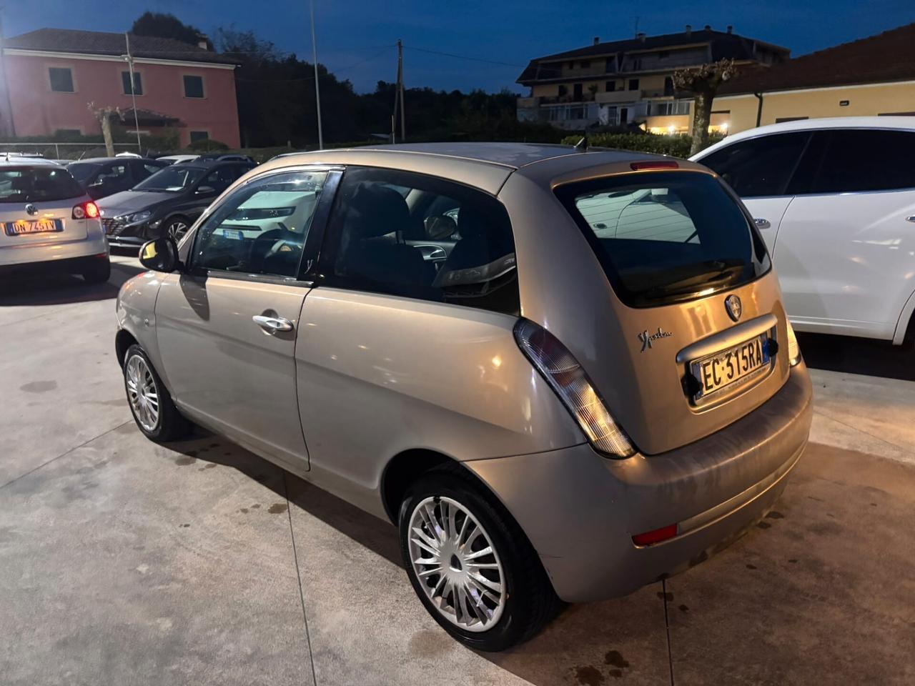 Lancia Ypsilon 1.3 MJT 75 CV Versus
