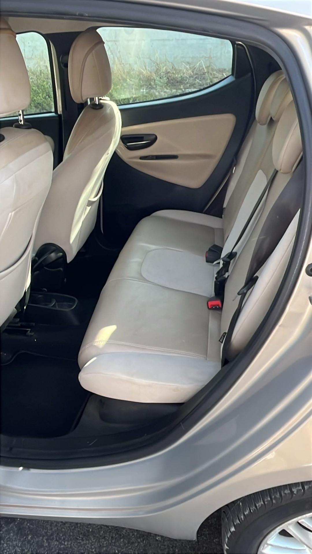 Lancia Ypsilon 0.9 TwinAir 85 CV 5 porte S&S DFN Platinum Cambio Automatico