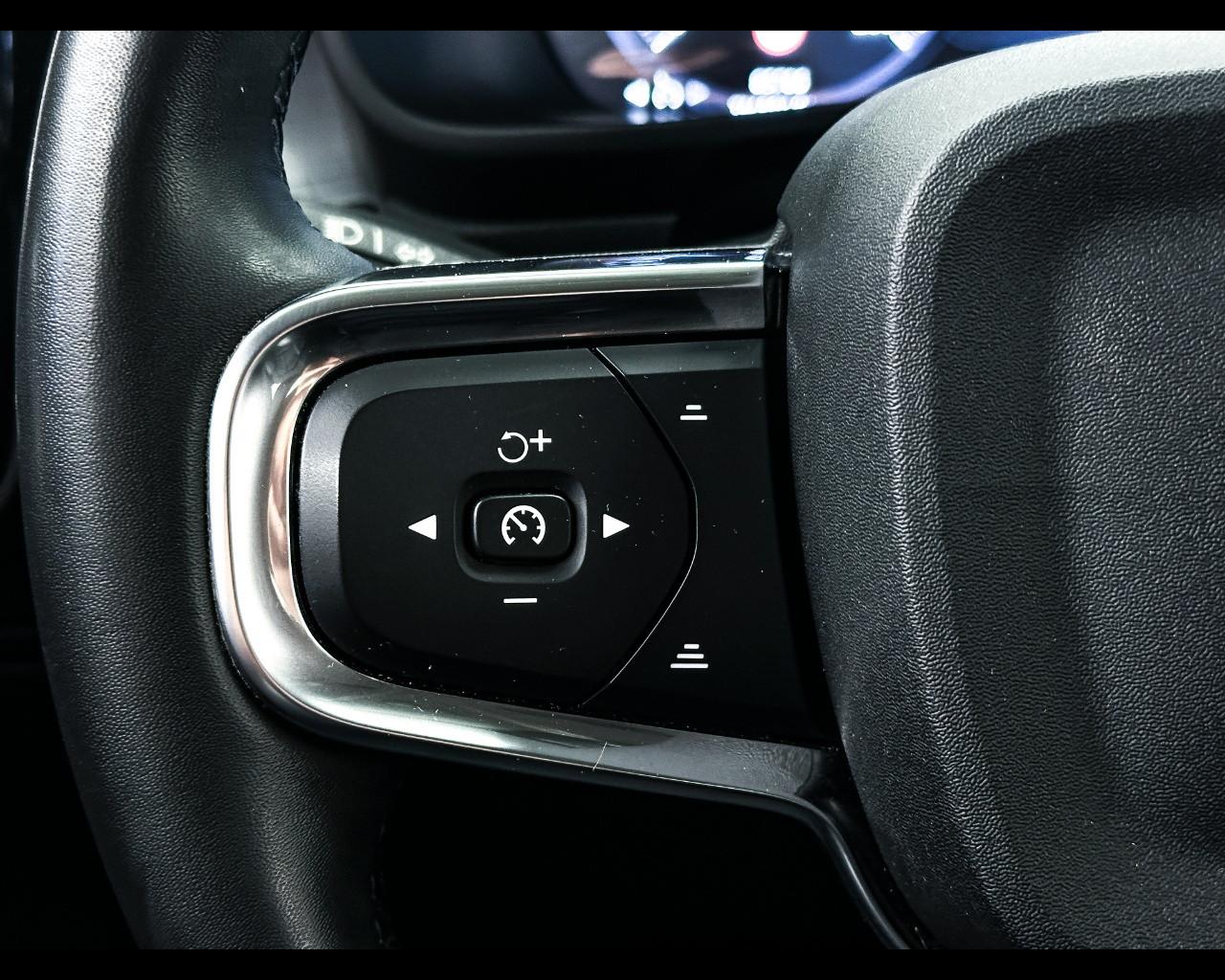 VOLVO XC40 B4 AWD Geartronic Momentum Pro