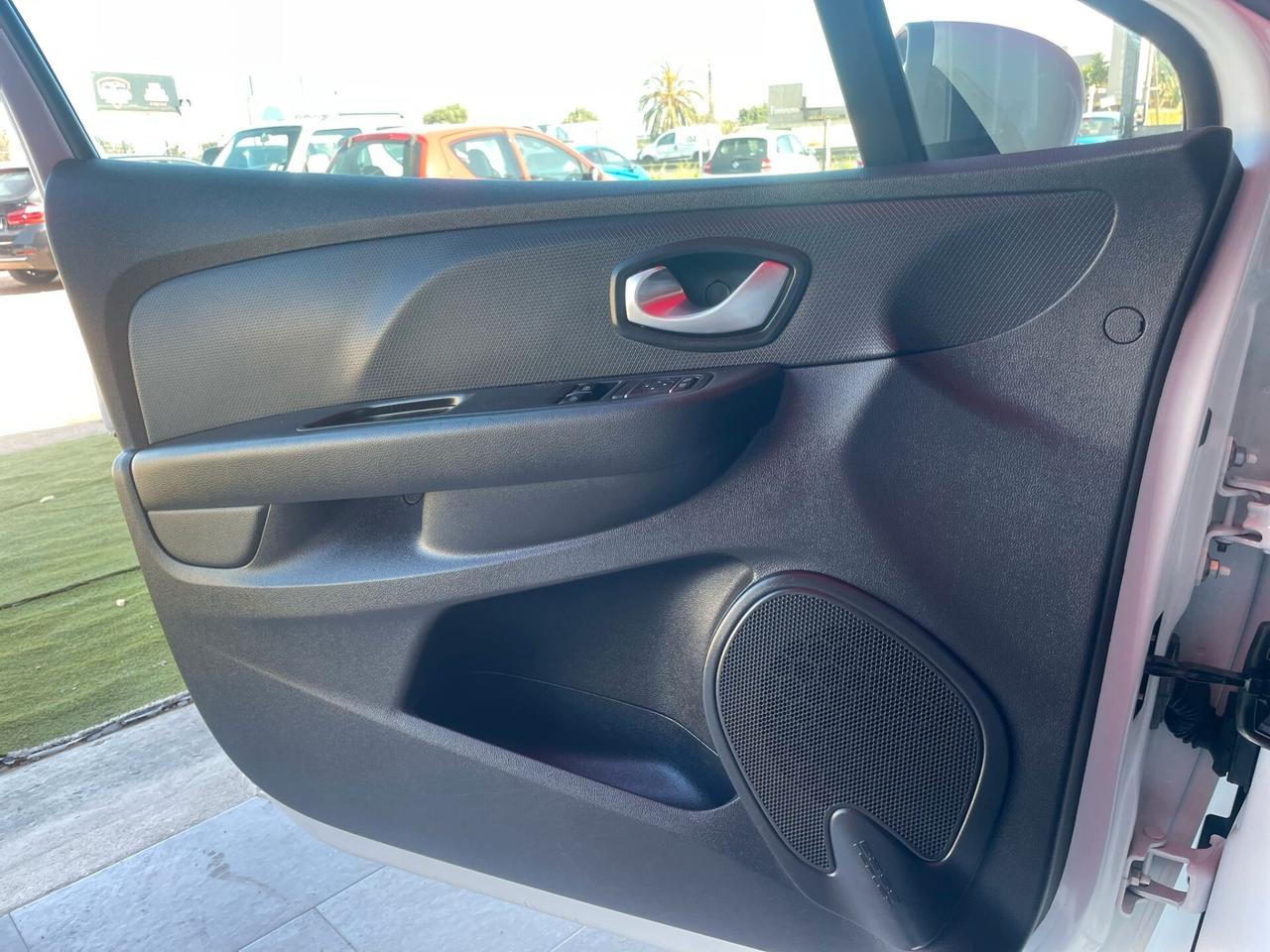 Renault Clio dCi 8V 75CV Start&Stop 5 porte neopatentati