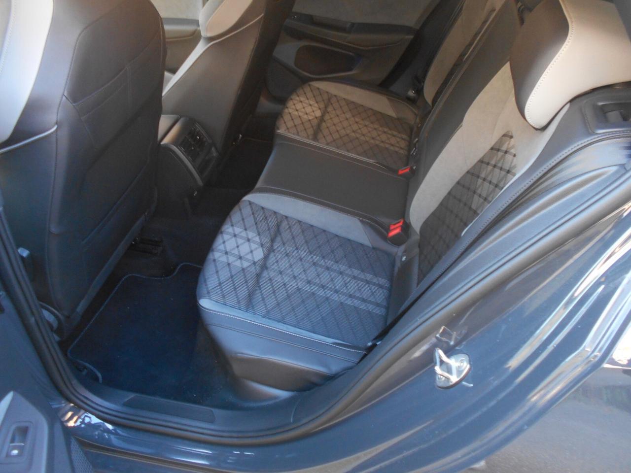 Volkswagen Golf versione R