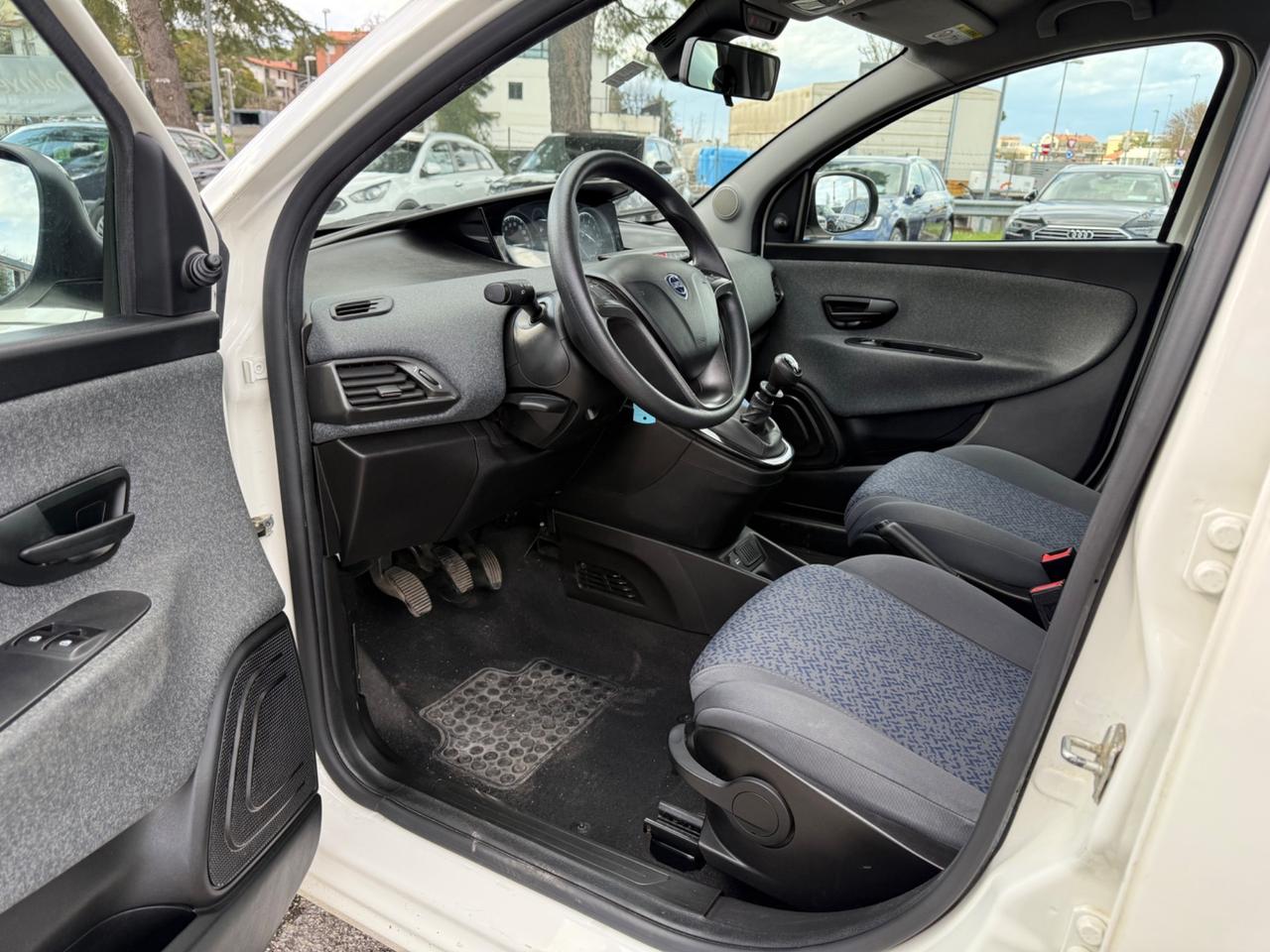 Lancia Ypsilon 1.0 FireFly 5 porte S&S Hybrid Ecochic Silver