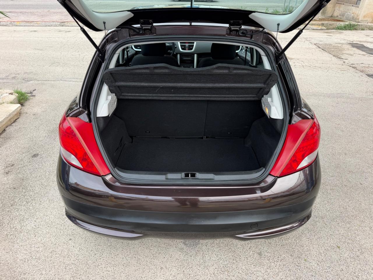 Peugeot 207 1.6 diesel 90 cv 2011 102.000 km