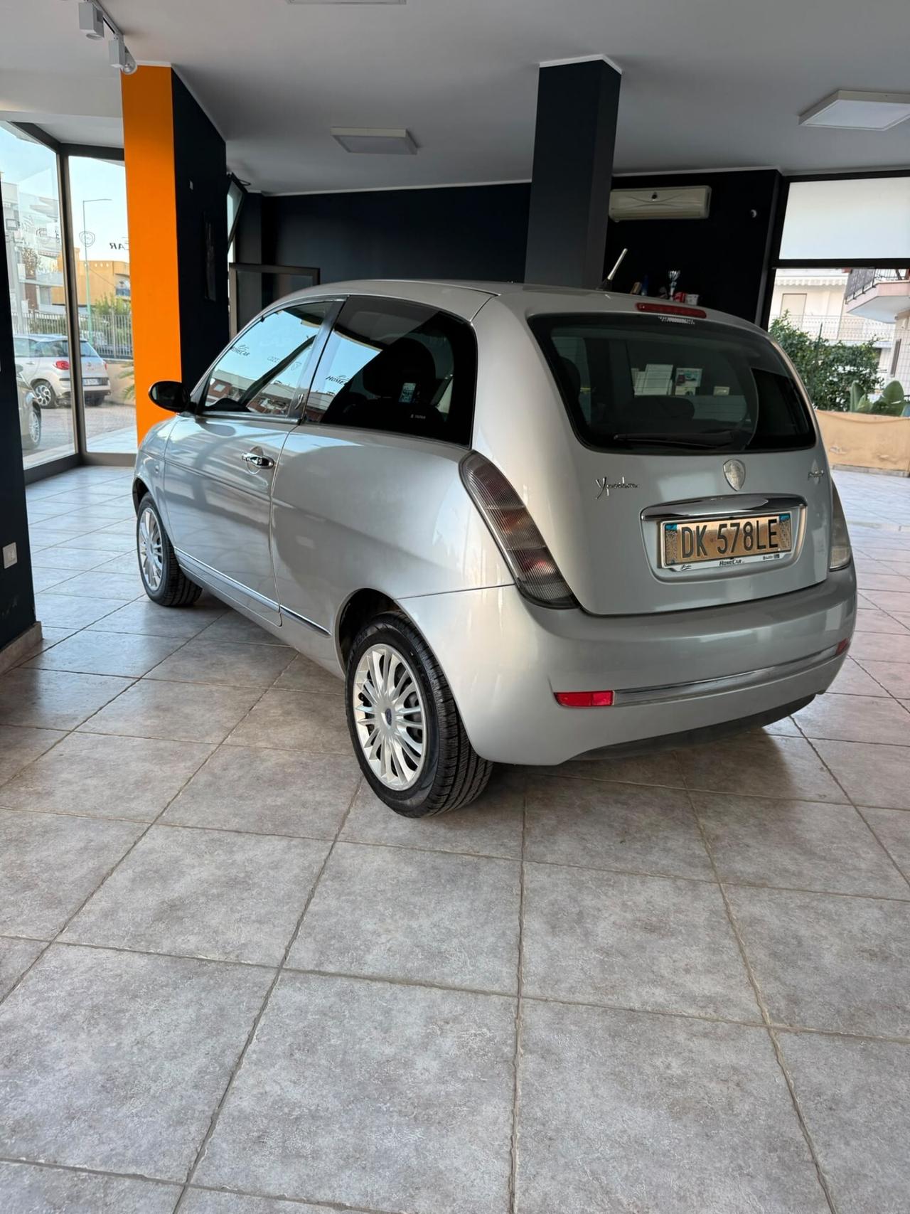 Lancia Ypsilon 1.3 MJT 90 CV Platino PARI AL NUOVO