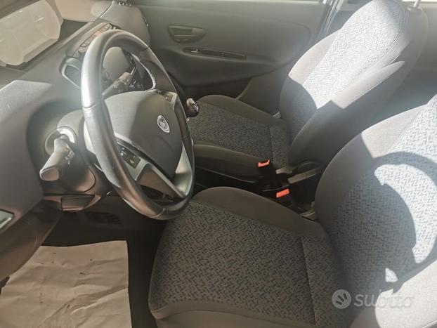 Lancia Ypsilon 1.0 FireFly 5 porte S&S Hybryd...