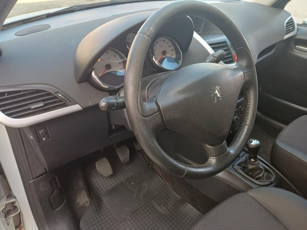 Peugeot 207 1.4 8V 5p POCHI KM - 2012