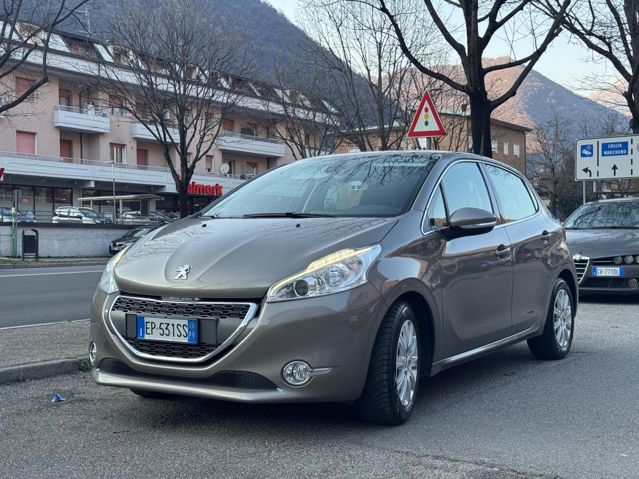 Peugeot 208 1.2 VTi 82 CV 5 porte Allure - OK NEOPATENTATI - SENSORI POSTERIORI - COMPUTER DI BORDO - FINITURE CROMO