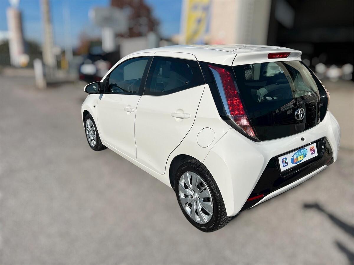 Toyota Aygo 1.0 VVT-i 69 CV 5 porte x-pure / OK NEOPATENTATI