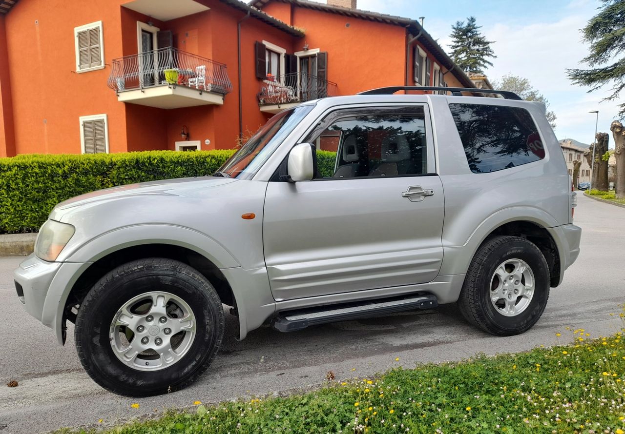 MITSUBISHI PAJERO