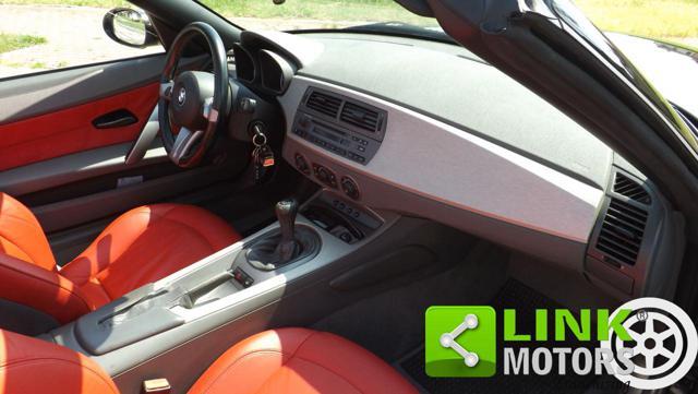 BMW Z4 ( E85 ) 2.2i roadster con interni in pelle rossa