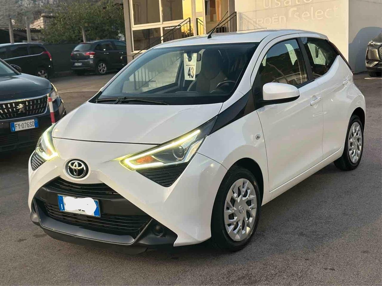 Toyota Aygo Connect 1.0 VVT-i 72CV 5 porte x-business plus cambio automatico