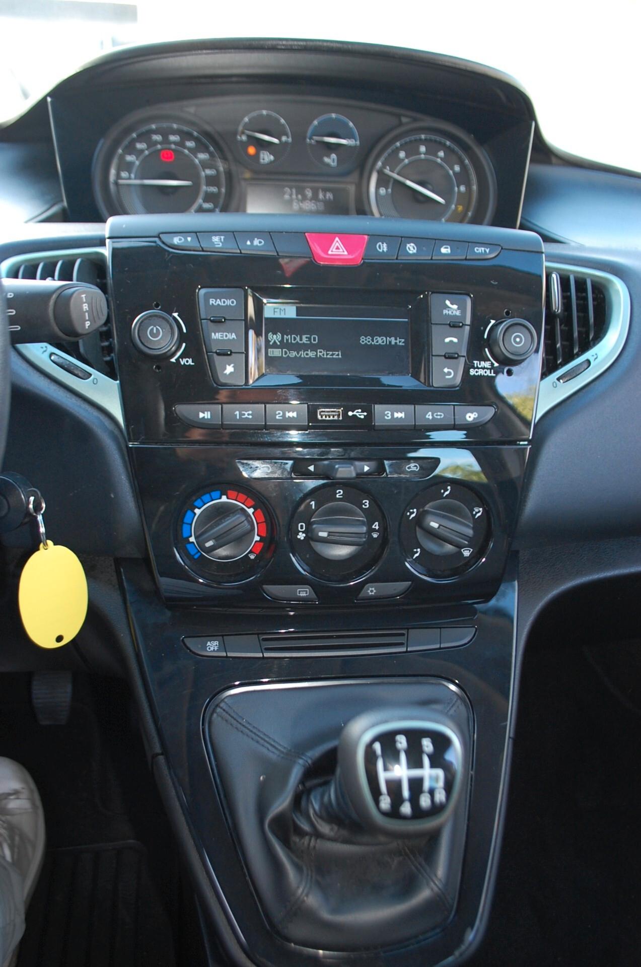 Lancia Ypsilon 1.0 firefly 70CV hybrid Oro S&S Uff Italy USB