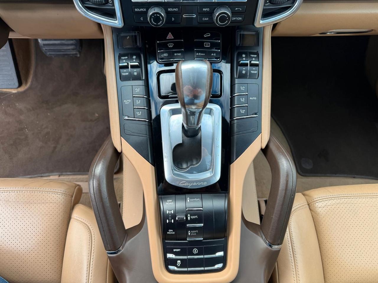 PORSCHE CAYENNE 3.0D/FARI XENO/CERCHI 21/PINZE GIALLE/VETRI PRIV TAG. CERT/PORT ELETTRICO/TELC.POST !!