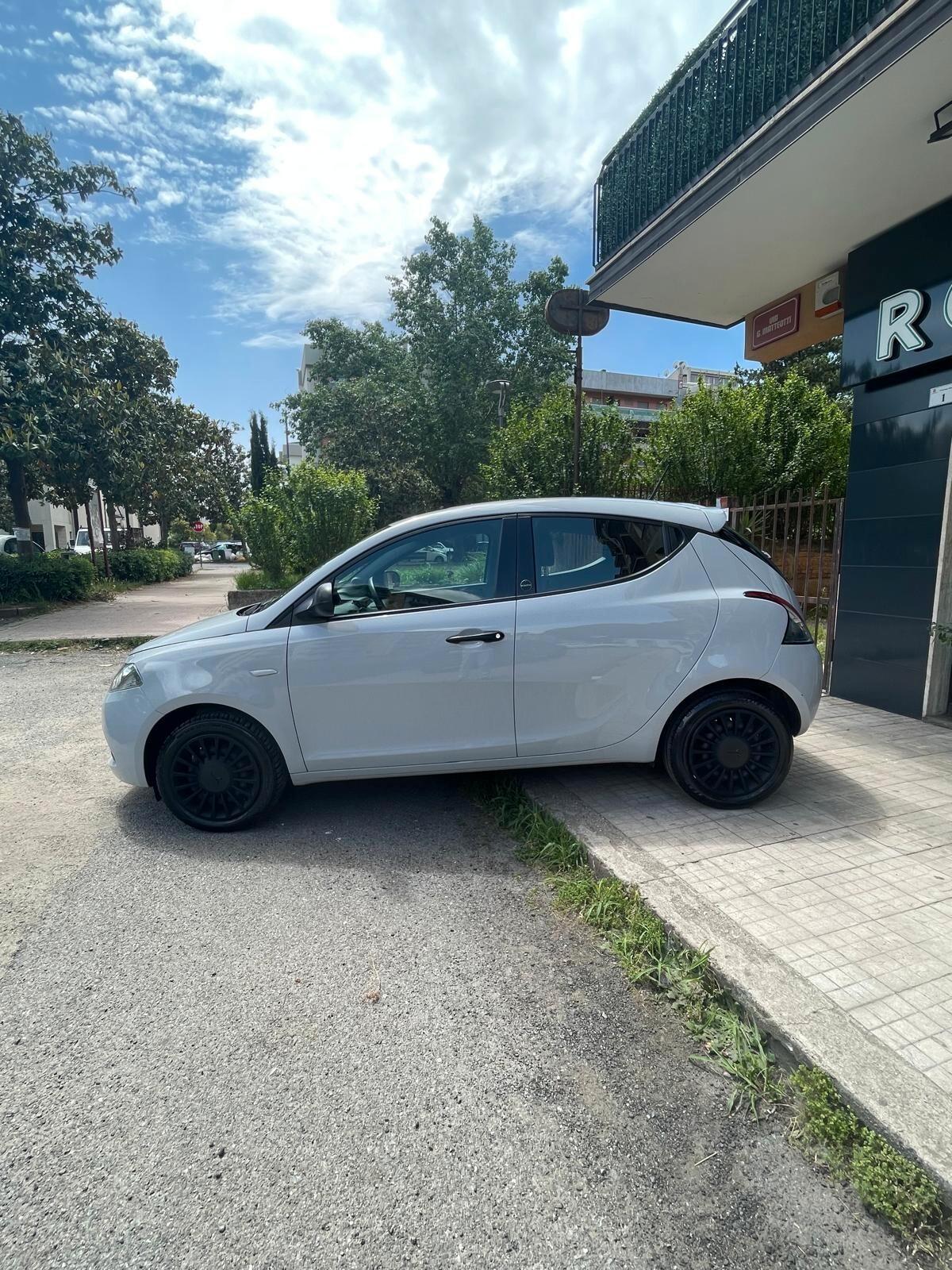 Lancia Ypsilon 1.0 FireFly 5 porte S&S Hybrid Ecochic Silver
