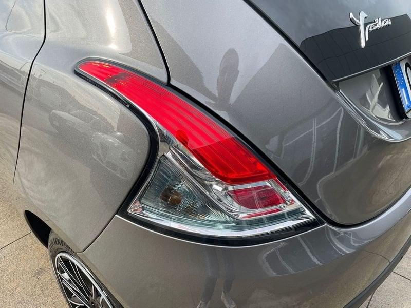 Lancia Ypsilon 1.0 FireFly 5 porte S&S Hybrid Gold