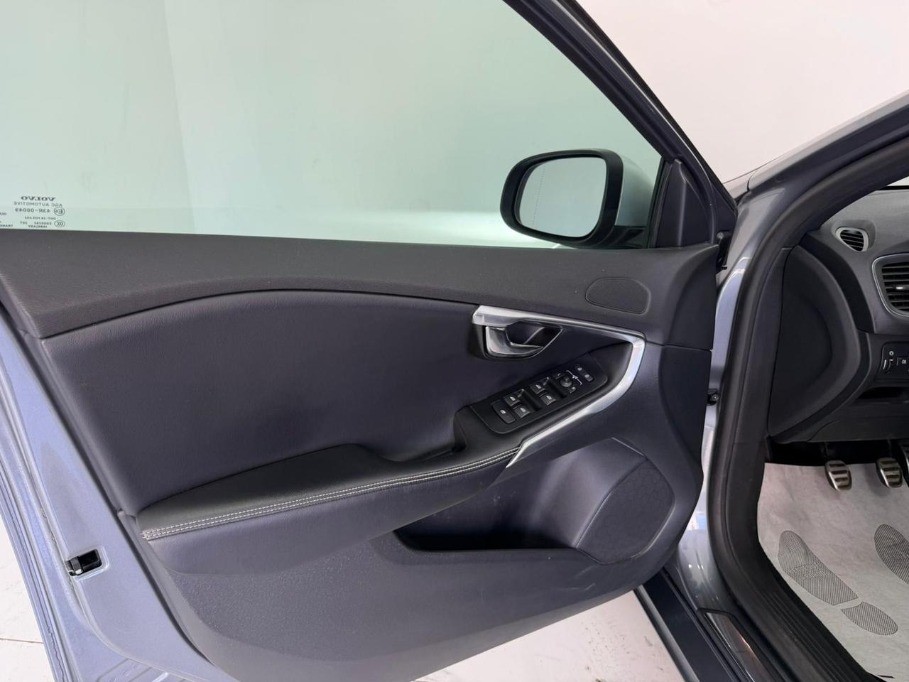 Volvo V40 D3 R-design-GARANTITA-2018