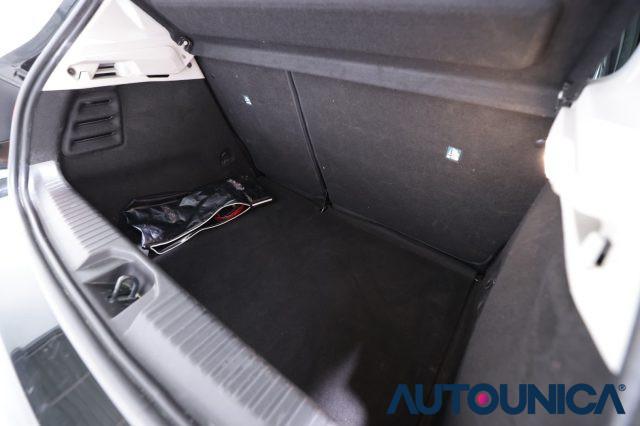 RENAULT Clio TCE 90 CV 5 PORTE EQUILIBRE NEOPATENTATI FARI LED