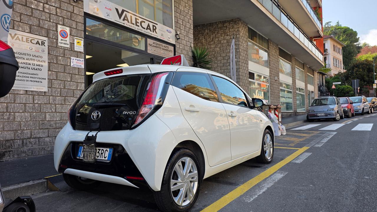 Toyota Aygo 1.0 69 CV 5 porte x-cool GARANZIA 12 MESI