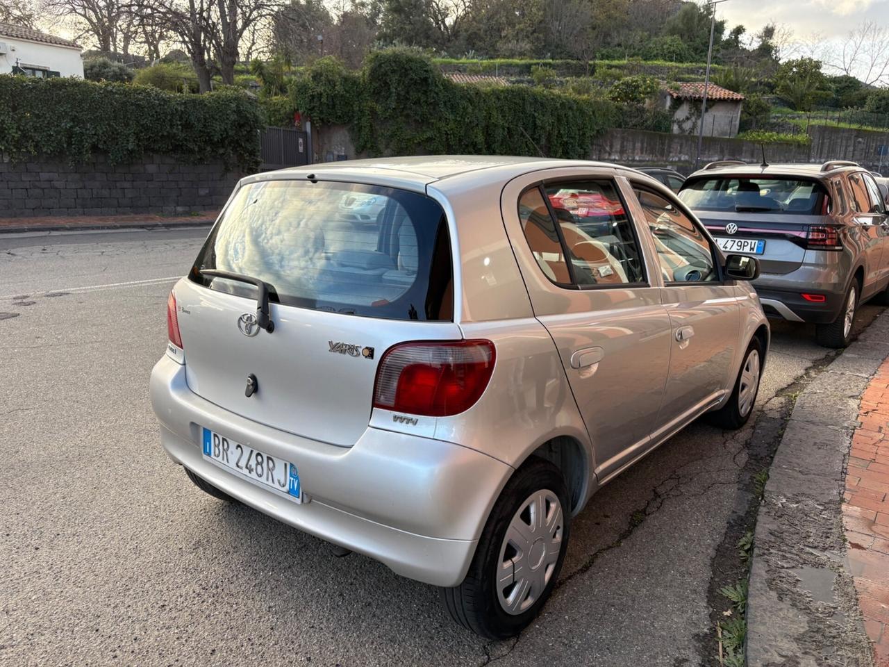 Toyota Yaris 1.0i 16V cat 5 porte Sol