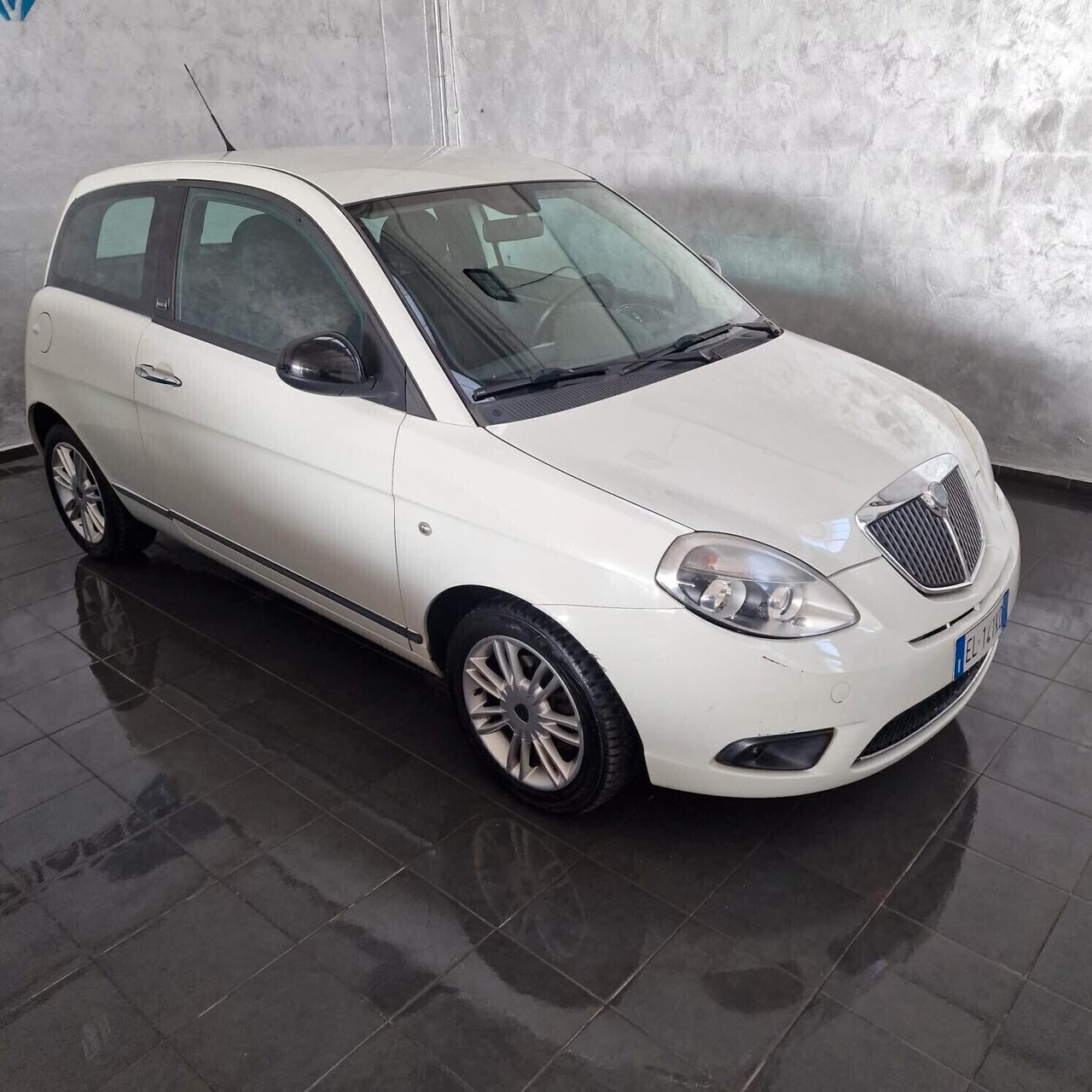 Lancia Ypsilon 1.3 MJT 75 CV Unyca