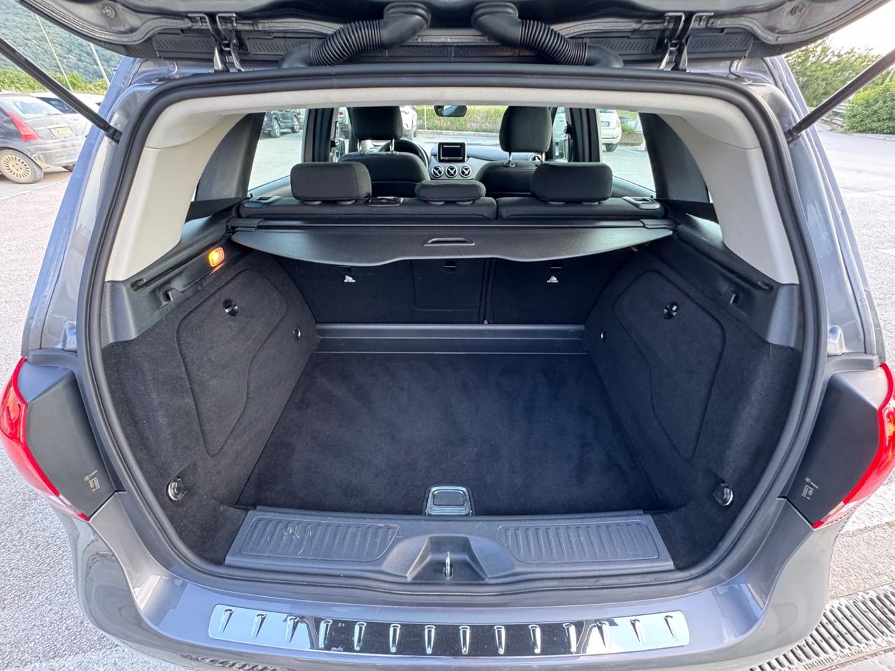 Mercedes-benz B 180 d Sport Retrocamera, Tempomat, Navi